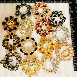 Lot of 14 Pieces Wreath Brooches Rhinestone Pearl Gold Silver Tone Jewelry Pins
